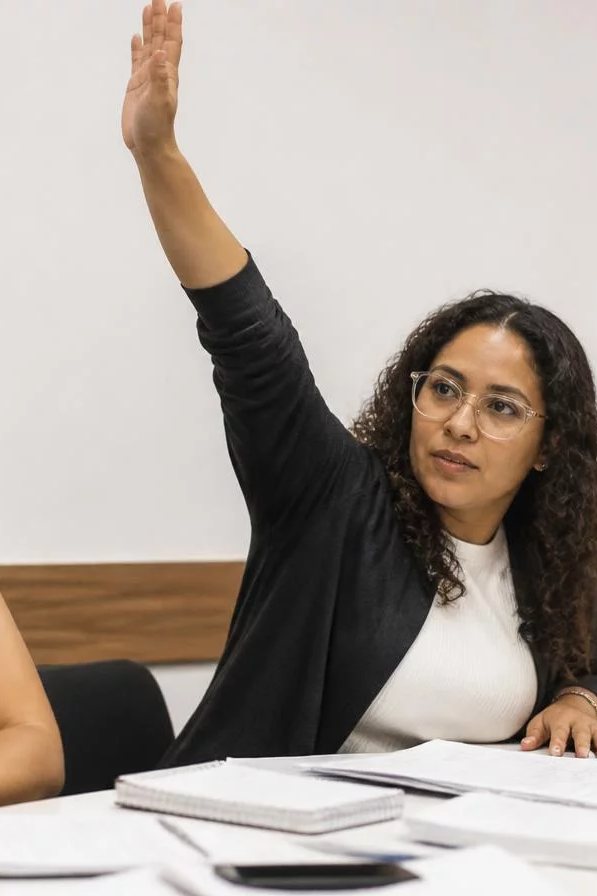 Dupla preparando a rodada com cadernos abertos e canetas marcadoras sobre a mesa